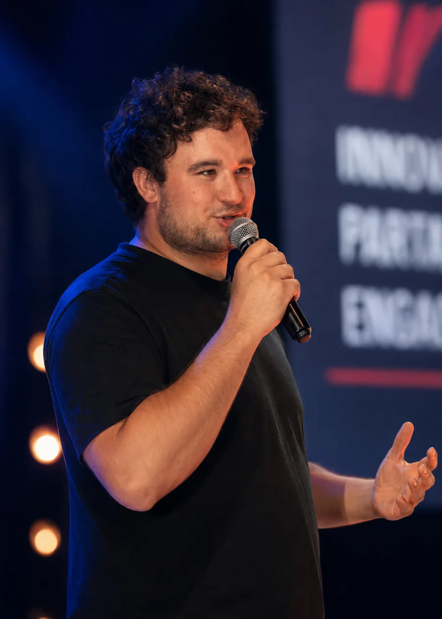 Théo Juif en conférence sur l’intelligence artificielle